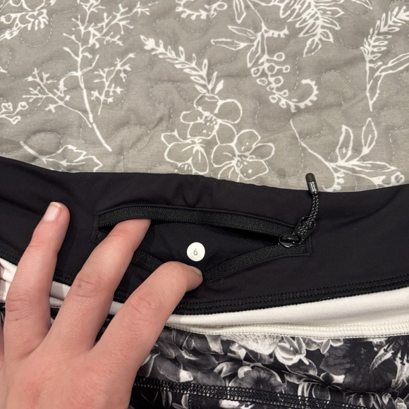 Lululemon Black White Sunflower Crop Leggings Size 6 - Picture 3 of 8